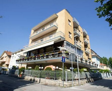 רימיני Hotel Luca מראה חיצוני תמונה