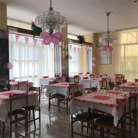 רימיני Hotel Luca מראה חיצוני תמונה