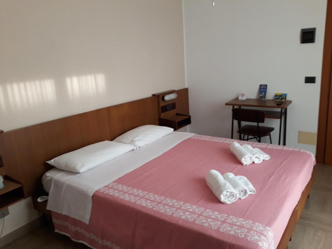רימיני Hotel Luca מראה חיצוני תמונה